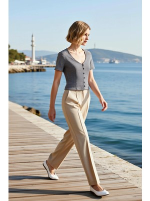 Benerly Kadın Bluz Crop V Yaka Kısa Kol Ekose Kareli Desen Düğmeli Fitted Kalıp Gofre Dokulu Örme Kumaş