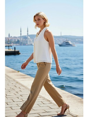 Benerly Kadın Bluz Halter Yaka Kolsuz Regular Kalıp Krep Dokuma Kumaş Metal Aksesuar Detaylı Düz Desen