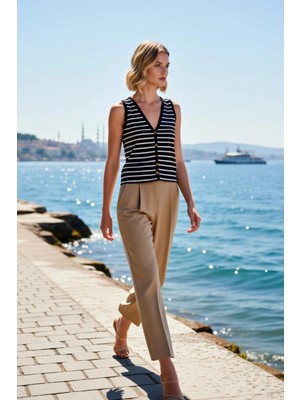 Benerly Kadın Bluz V Yaka Kolsuz Fitted Vücuda Oturan Interlok Örme Önden Düğmeli Crop Düz Desen Şık