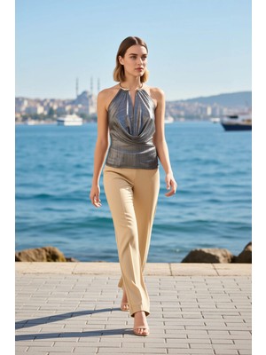 Benerly Kadın Bluz Degaje Yaka Aksesuar Detaylı Kolsuz Örme Kumaş Fitted Kalıp Halter Kesim Sandy Dokuma