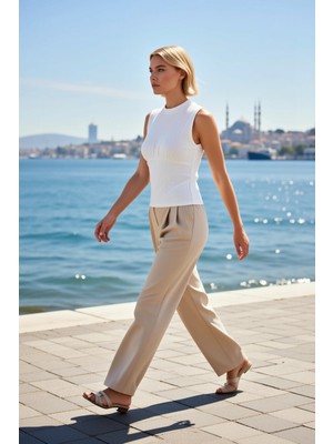 Benerly Kadın Bluz Fitted Bisiklet Yaka Kolsuz Büzgü Detaylı Dokulu Örme Kumaş Düz Desen Crop Kesim