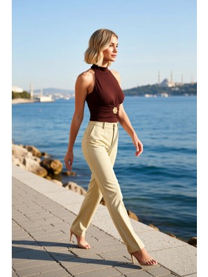 Benerly Kadın Bluz Dik Yaka Kolsuz Fitted Kalıp Örme Kumaş Aksesuar Detaylı Regular Boy Düz Desenli Esnek