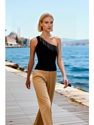 Benerly Kadın Bluz Asimetrik Yaka Kolsuz Örme Kumaş Fitted Kalıp Regular Boy Taş Detaylı Scuba Krep Dokuma