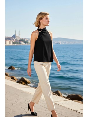 Benerly Kadın Bluz Halter Yaka Kolsuz Fitted Kalıp Düz Desen Scuba Krep Örme Aksesuar Detaylı Regular Boy