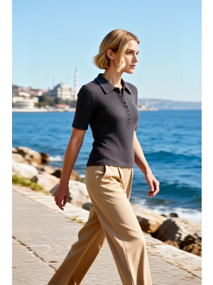 Benerly Kadın Bluz Polo Yaka Kısa Kol Fitted Örme Düz Desen Düğmeli Vücuda Oturan Esnek Kumaş Regular Boy