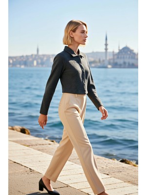 Benerly Kadın Bluz Crop Polo Yaka Uzun Kol Düğmeli Esnek Örme Kaşkorse Dokuma Düz Desen Regular Kalıp