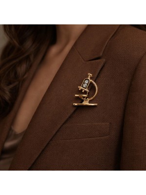 Herşey Nota Mikroskop Figürlü Taş Detaylı Metal Broş – Gold Renk Bilim Temalı Tasarım
