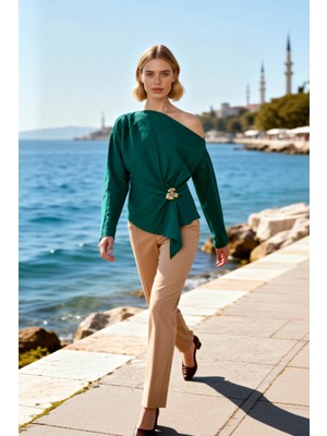 Benerly Kadın Bluz Asimetrik Yaka Düşük Omuz Uzun Kol Crinkle Dokuma Aksesuar Detaylı Fermuarlı Regular