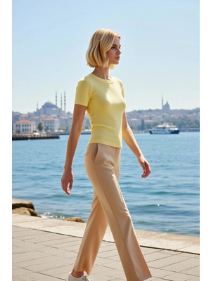 Benerly Kadın Bluz Triko Bisiklet Yaka Kısa Kol Fitted Kesim Asimetrik Düğme Detaylı Ince Dokulu Şık