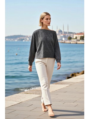 Benerly Kadın Örme Bluz Relaxed Kalıp Asimetrik Yaka Düşük Omuz Uzun Kol Yumoş Düz Kumaş Regular Kesim