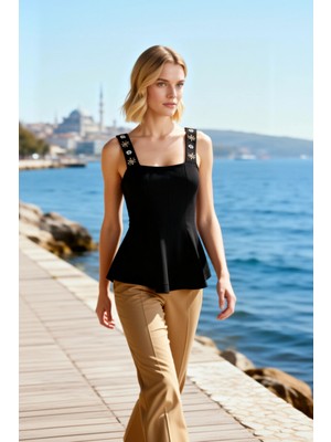 Benerly Kadın Bluz Kare Yaka Kalın Askılı Kolsuz Triko Peplum Taşlı Ince Regular Kalıp Tek Plaka Dokuma