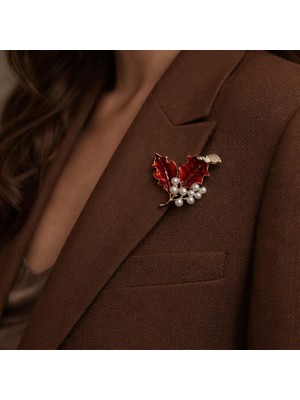 Herşey Nota Kırmızı Yaprak Figürlü Inci Detaylı Metal Broş – Gold Çerçeveli Zarif Tasarım