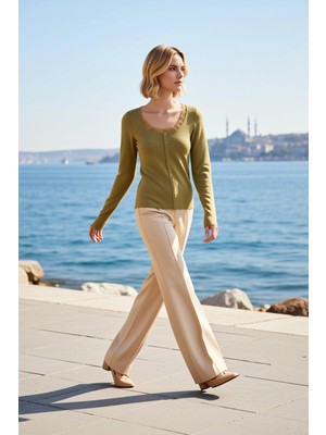 Benerly Kadın Bluz Fitted Crop Havuz Yaka Uzun Kol Fitilli Örme Kaşkorse Dokuma Dantel Detaylı Astarsız