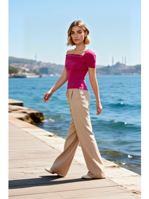 Benerly Kadın Bluz Slim Fit Asimetrik Yaka Tek Kısa Kol Örme Kumaş Büzgülü Drape Detaylı Düz Desen