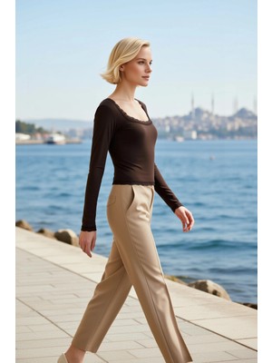 Benerly Kadın Bluz Örme Kumaş Kare Yaka Dantel Detaylı Uzun Kollu Fitted Kalıp Düz Desen Normal Boy Sandy