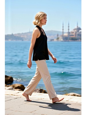 Benerly Kadın Bluz V Yaka Kolsuz Dantel Detay Saten Dokuma Kumaş Düz Desen Regular Kalıp Boy Rahat