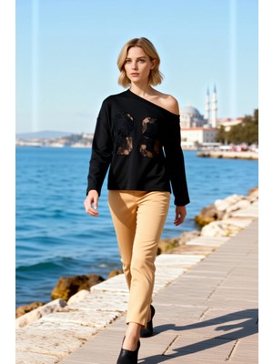 Benerly Kadın Bluz Düşük Omuz Yaka Uzun Kol Örme Kumaş Relaxed Kalıp Baskılı Dantel Detaylı Modern