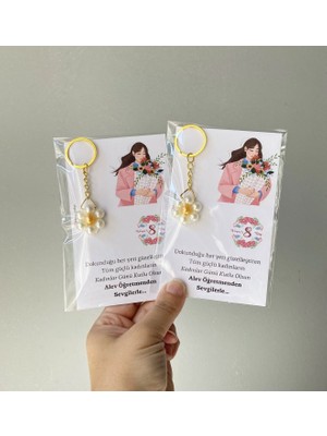 Umut Hediyecilik Anneler Günü Hediyesi -  8 Mart Dünya Kadınlar Günü Hediyesi Papatya Anahtarlık 8 Adet Kişiye Özel Isim