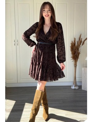 Dilay Gökoğlu Butik Çiçek Işlemeli Kruvaze Kemeri Çıkarılabilir Kısa Kahverengi Elbise