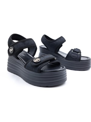 Guja G26Y442 Dolgu Taban Cırtlı Simli Kumaş Siyah Kadın Şık ve Konfor Sandalet