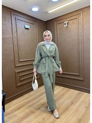 Moda Haki Tensel Kumaş Pantolonlu Ikili Takım – Kuşaklı Ceketli Şık Tesettür Takım