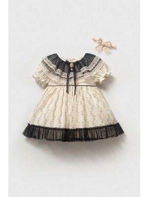 Cantoy Dantel Yakalı ve Bandanalı Broş Detaylı Bebek Elbisesi