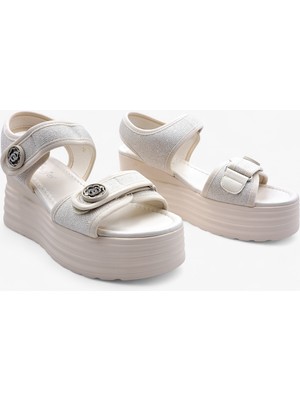 Guja G26Y442 Dolgu Taban Cırtlı Simli Kumaş Bej Renk Kadın Şık ve Konfor Sandalet