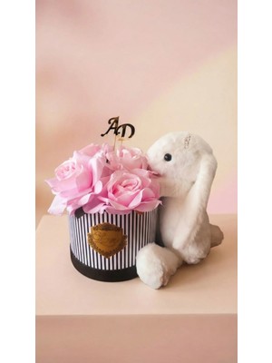 Kişiye Özel Harfli Dekoratif Pembe Güller ve Peluş Tavşanlı Şık Hediye Buketi - Sevdiklerinize Özel