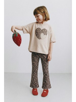 Magu Kız Çocuk Pamuklu Bej Çiçek Desenli Kalp Aplikeli Takım - Kısa Kollu T-Shirt ve Ispanyol Paça Taytlı Set
