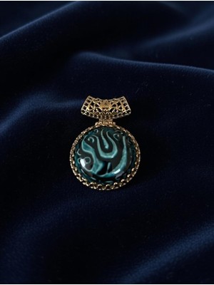 Anka Select Gold Çerçeveli Yeşil Malakit Desenli Kolye Ucu – Bohem Doğal Taş Görünümlü Şık Tasarım