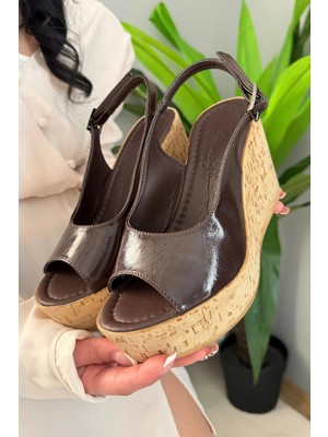 Preshley Kadın Mantara Kahve Rugan 10 cm Dolgu Topuklu Mantar Taban Önü Arkası Acık Ayakkabı