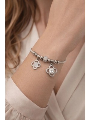 Kadın Gümüş Renk Yonca Figürlü Taşlı Charm Bileklik – Zarif Tasarım