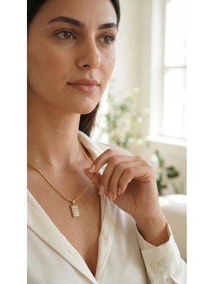 ArmoniaVital Işıltılı Zirkon Taşlı Dikdörtgen Minimalist Kolye - 22 Ayar Altın Kaplama Görünümlü