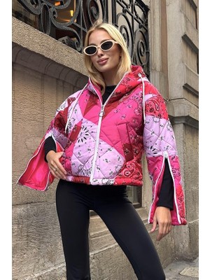 Modanı Seç Pembe Desenli Kapüşonlu Kolları Fermuarlı Kısa Şişme Mont