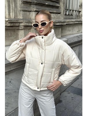 Modanı Seç Bej Dik Yaka Çıtçıtlı Fermuarlı Kısa Şişme Mont