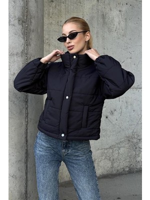 Modanı Seç Siyah Dik Yaka Çıtçıtlı Fermuarlı Kısa Şişme Mont