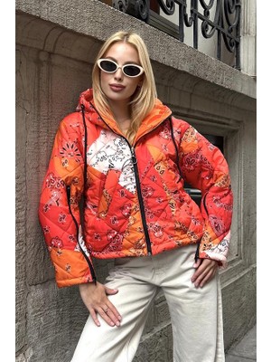 Modanı Seç Turuncu Desenli Kapüşonlu Kolları Fermuarlı Kısa Şişme Mont