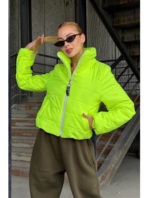 Modanı Seç Neon Yeşil Sırtı Taş Baskılı Dik Yaka Kısa Şişme Mont