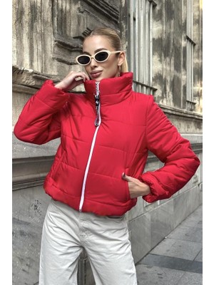 Modanı Seç Kırmızı Sırtı Taş Baskılı Dik Yaka Kısa Şişme Mont