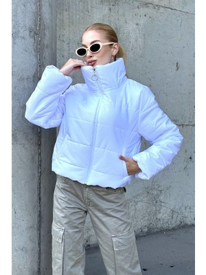 Modanı Seç Beyaz Sırtı Taş Baskılı Dik Yaka Kısa Şişme Mont