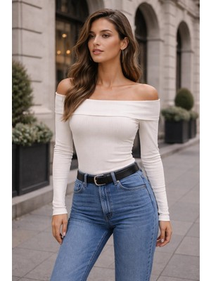 Akabi Online Kadın Omuzu Açık Uzun Kollu Düz Yaka Vücuda Oturan Tişört