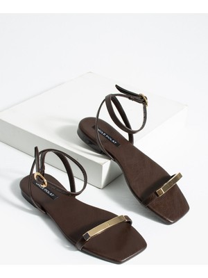 Dicle Polat Kadın Kahve Bilekten Bantlı Sandalet Gold Aksesuarlı Düz Taban Nobi