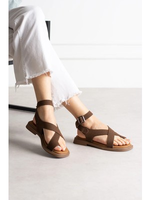Dicle Polat Kadın Kahverengi Süet Çapraz Bantlı Parmak Arası Tokalı Sandalet – Düz Taban Günlük Sandalet Miel
