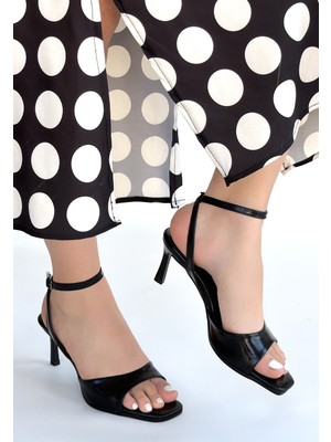 Alfaze Siyah Rugan Kemerli Önü Açık Topuklu Ayakkabı Topuk Boyu 7 cm