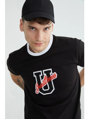 FullaModa Biyeli Yazı Nakışlı Bisiklet Yaka Tişört