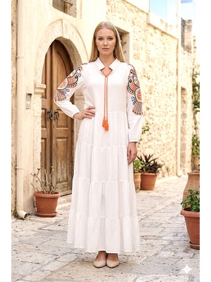 Modanı Seç Beyaz Dik Yaka Kolları Kuş Nakışlı Püskül Detaylı Eteği Kat Kat Uzun Elbise