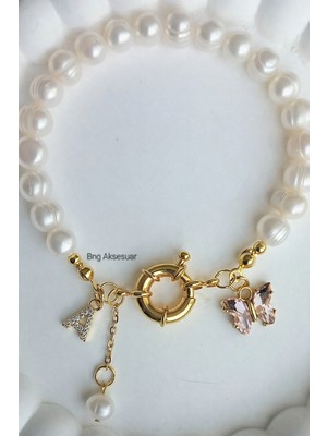 BNG AKSESUAR  Gerçek İnci Harfli  Altın ve Charm Takılan Gold İnci Bileklik