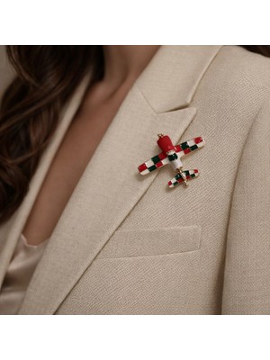 Herşey Nota Renkli Uçak Figürlü Metal Broş – Gold Detaylı Tasarım Aksesuar