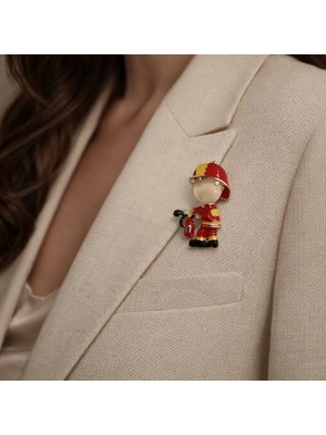 Herşey Nota Itfaiyeci Figürlü Metal Broş – Kırmızı Sarı Detaylı Tasarım Aksesuar