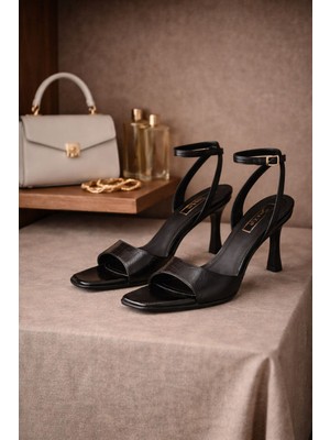 Shaxir Siyah Kroko Desenli Bilek Bantlı Topuklu Sandalet